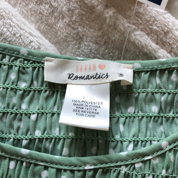 ✨SOLD✨ NWT Green Top with White polka dots! - Picture 4 of 4